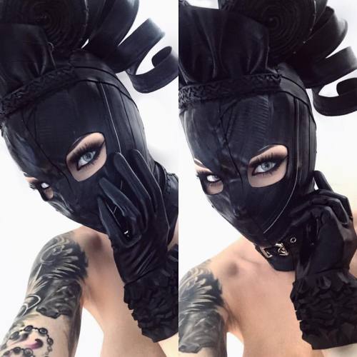 starfucked:  Trying my amazing hood, collar and cuffs from Kurage 👉🏼 www.kurage.tokyo 😍🙌🏼💕 such perfection👌🏼 and it’s made of tires 🙊 crazy! #wow #designer #kurage #latex #latexmodel #fetishmodel #rubber #tires #hood #gloves