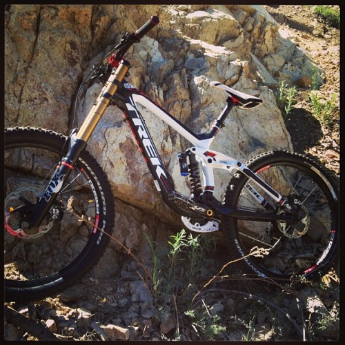 splatdoctor: Alonzo’s new Session 9.9 moments before her virgin run. #mtb #trek #pinos (at Top Of Mt