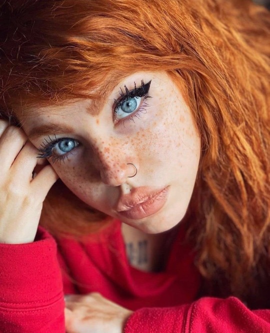 yesgingerfriend:luvmygingergyrl:😏 Klasse Sommersprossen 😜 We never know the beauty beyond the eyes yet we find ourselves captivated. I understand not what’s in the eyes falling to the heart of the soul that is captivation