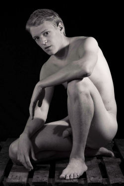 benudenfree:  kneeling twink    -    nude portrait, ph. unknown