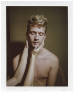 thobias:Hands on Erik, october 4 2016 (polaroid