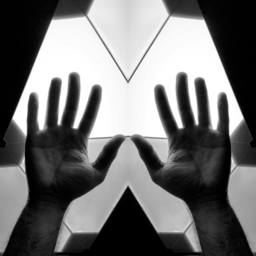 ▪️◾️▪️◼️▪️◾️▪️⠀ ⠀ ⠀ ⠀ ⠀ ⠀ ⠀ ⠀ #photography #mirrored #mirroredimage #blackandwhite #perspective #lig