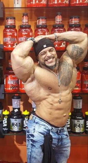 intomusclestuff:  “Fucking bitch doesn’t know how to worship my mammoth biceps,