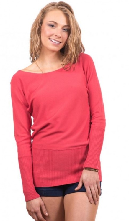 Our classic, feminine fit sweater is an asset to your winter/spring wardrobe! Features a boat neckli