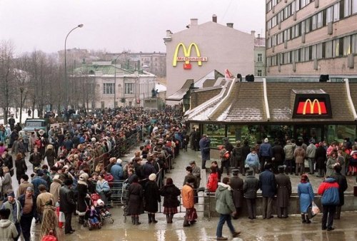 youknowyouarerussianwhen: История первого в Москве Макдональдса: открыт в 1990 году - закрыт по пред