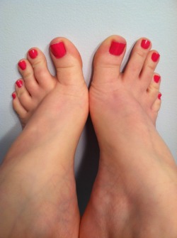 kissabletoes:  Do you want to be my foot slave? 👅💦💋  Mmmmmmm yesssssssss 👅👅👅👅👅❤️❤️❤️❤️