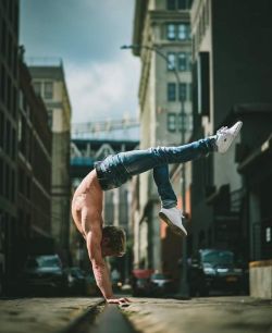 amazing-menreturn:  heinzplomperg:  wvilldog:  Free spirit  Male Dance!  Amazing-MenReturn | http://www.Amazing-MenReturn.tumblr.com/archive 