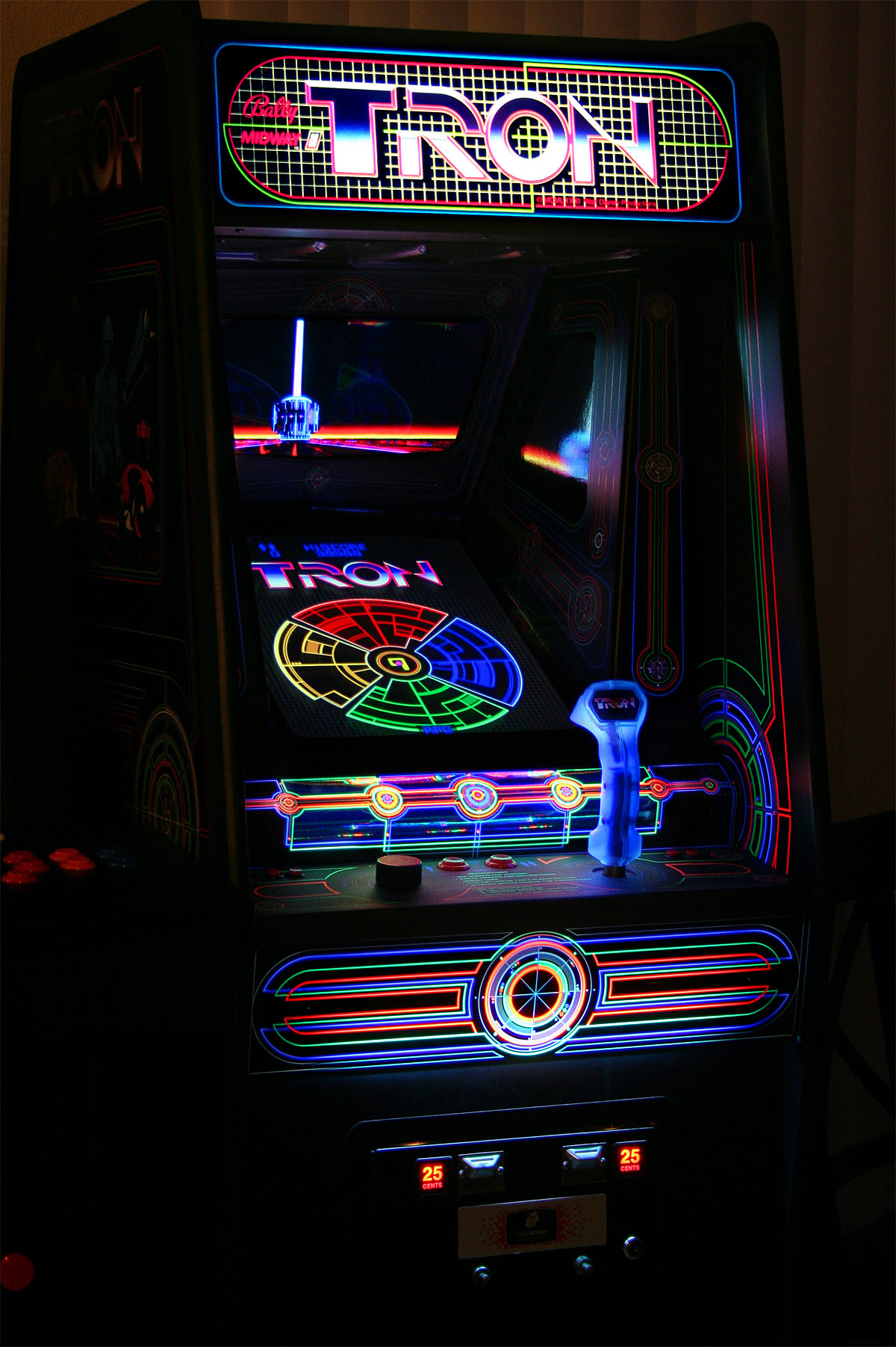 madddscience: “The famous Tron arcade game in the 1980’s included both a traditional