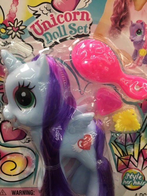 Fakeyyyy(harinezumiko)wow. this can join my collection of knock off, vaguely scary pony toys alksnf