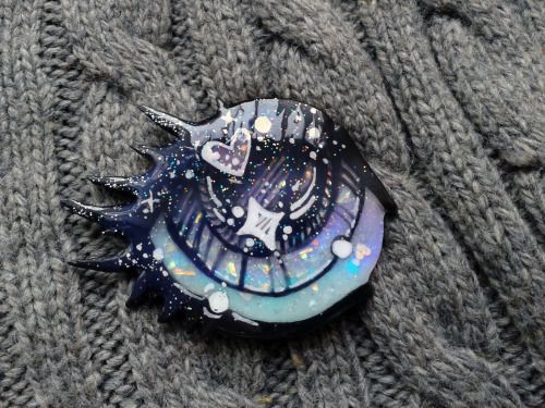 czbaterka:  Magical 80s anime - manga eye brooch ! The best time anime and manga! Material - polymer clay, soo many glitters , pastels , acrylic colour. Now my favorite brooch :D  