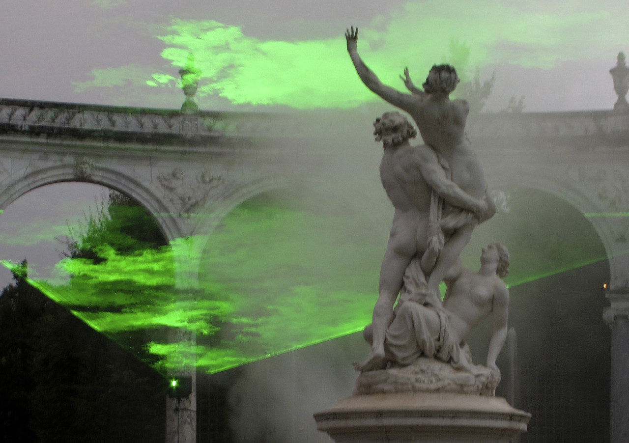 glitterindex:  from ages ago! light display at the gardens of Versailles 