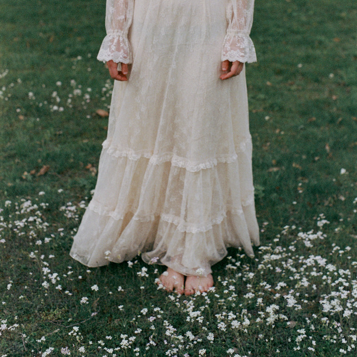 nishe:  “A few flowers at her feet and above her, the stars.”   