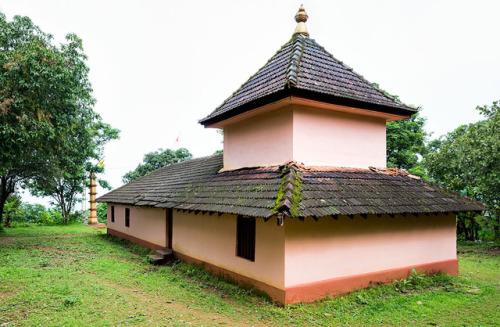 Siddhanath Shiva and priest, Goa, photo by Rajan P. Parrikar