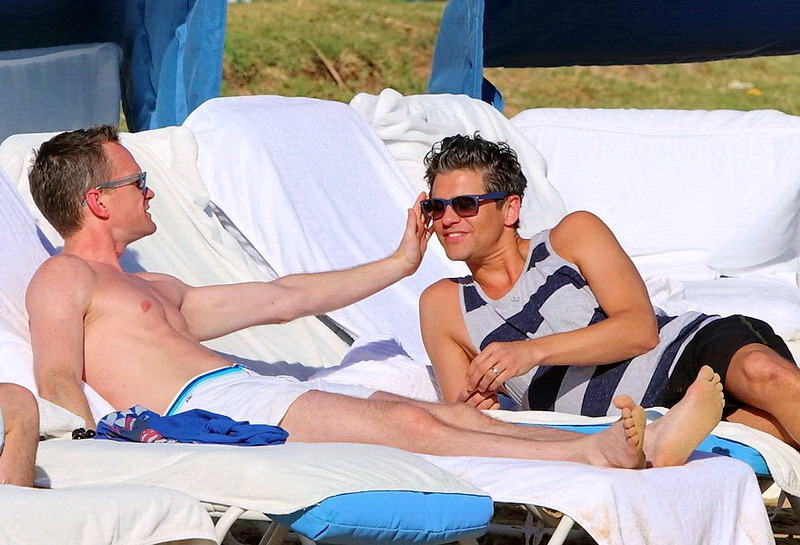 nph-burtka:  Neil Patrick Harris &amp; David Burtka on Hawaiian vacation - justjared.com