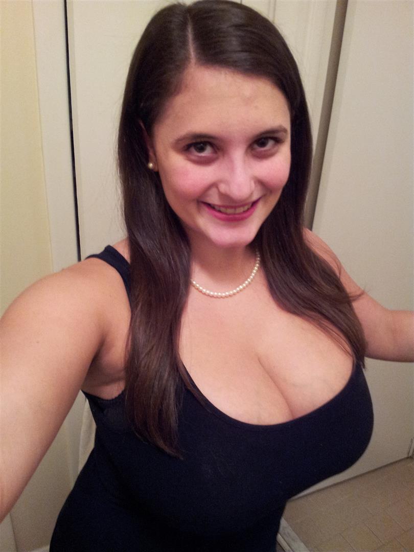 swelltits:  She’s hoping for a new pearl necklace tonight!