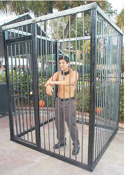 kinkrecords:  somemenarejustbetter:  He has no reason to try to escape.  He know’s