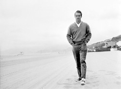 babeimgonnaleaveu:  Paul Newman on the beach