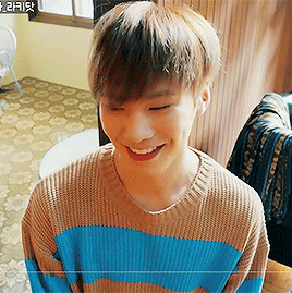 aztro:  sleepy puppy sweater paws (ˊ(❢)ˋ)   ！  