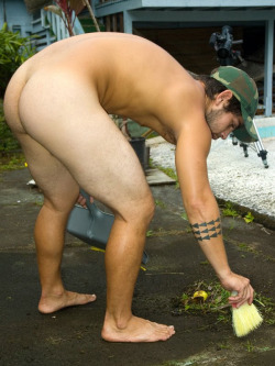 rawandripe:  Tidy gardener. (by hotmounds)