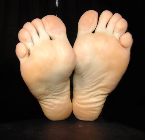 araghen: Haven’t done this in a while. XD Enjoy the view! Male. Size 9. Check out these amazing, smo