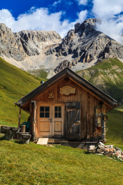 reagentx:  Alpine hut by lanalight | http://500px.com/photo/46306140 