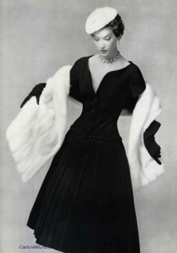 vampdreaminginhollywood:  Model wearing a dress with stole by Dior, 1954. 