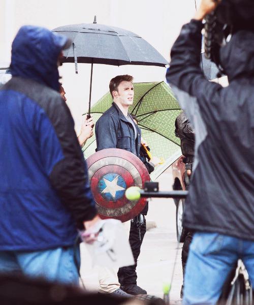 missmaximoff:  Chris Evans on Captain America: The Winter Soldier set 