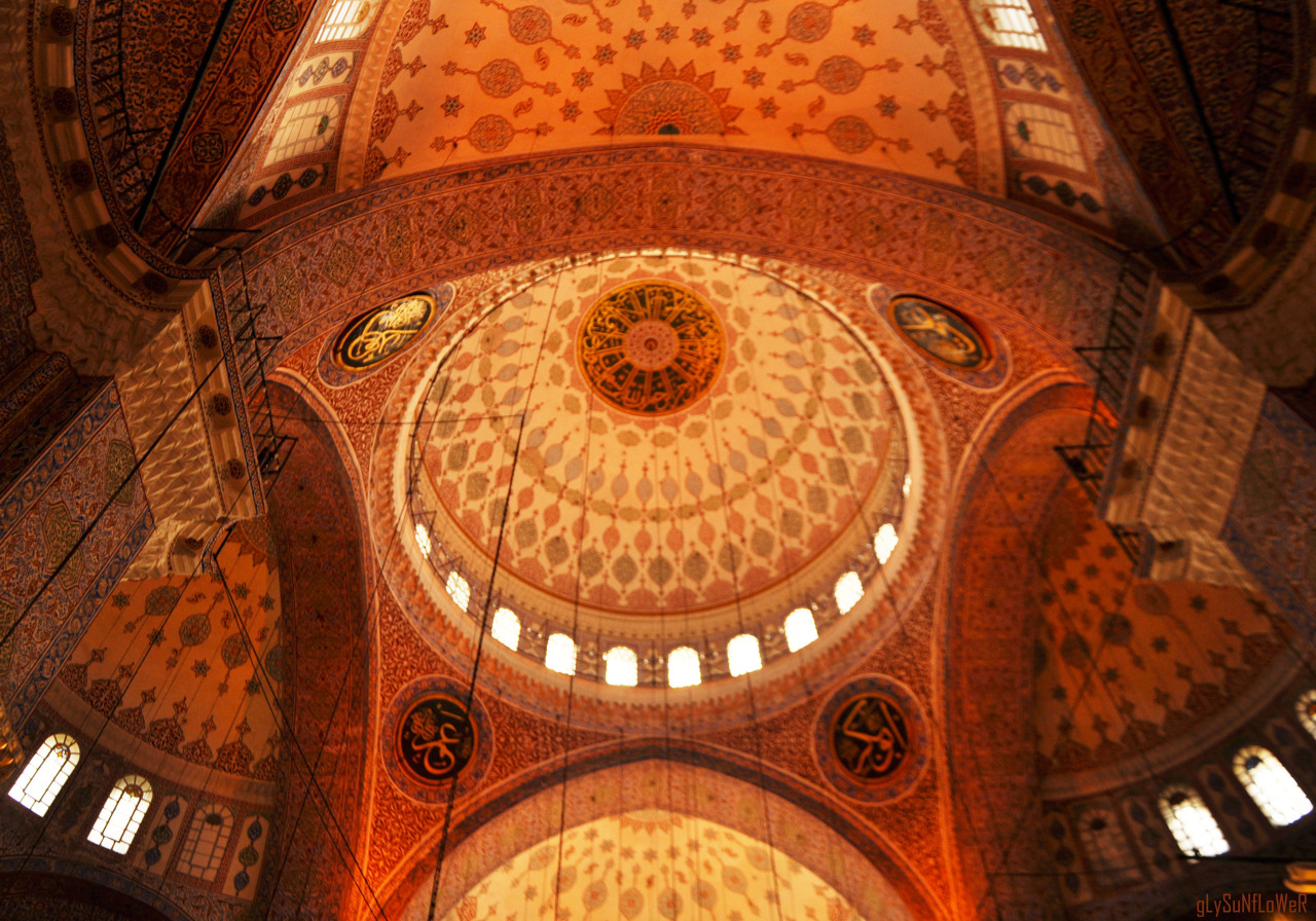 ﷲ Eмinöηü Yeηi Cαмi ﷲ
(Eminönü Yeni Cami) The New Mosque (1597) is an Ottoman imperial mosque located in the Eminönü district of Istanbul, Turkey. It is situated on the Golden Horn at the southern end of the Galata Bridge. It is one of the best-known...