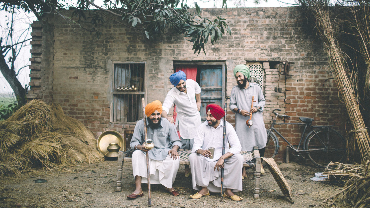 mere-bharat:  Youths of Punjab, gathering to protect and patrol the village after