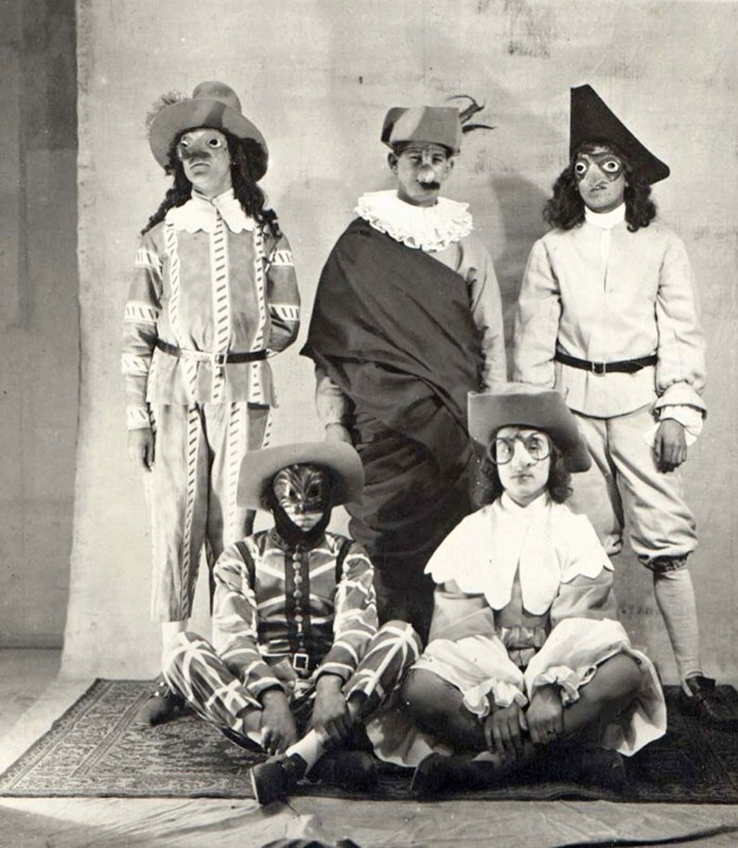 photos-de-france:  Acteurs masqués dans L’Etourdi, vers 1920. 