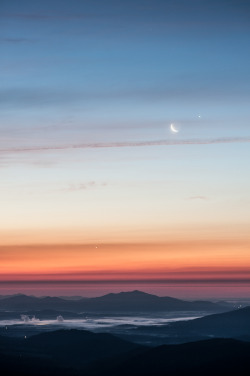 brutalgeneration:  Sunrise with Jupiter, Venus, and the Moon (by jon_beard)