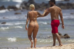 missladylove20:More photos of Amber Rose in a cheeky bikini thong on Hawaiian beach getaway