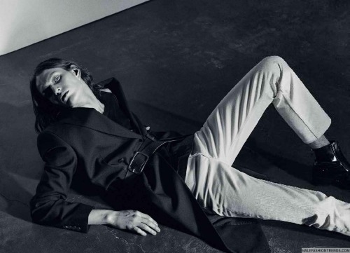 ESSENTIAL HOMME&ldquo;After Party&rdquo; feat. Erik Kettschick y Léopold Conil by Nicolas Valois wi