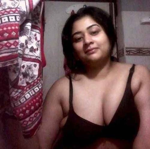 Pakistani Aunty semi nude with Black Bra