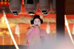 geisha-kai:  Maiko Mamemaru on stage of the