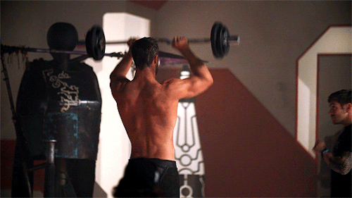 gaybuckybarnes:Chris Hemsworth behind the scenes of Thor: Ragnarok 