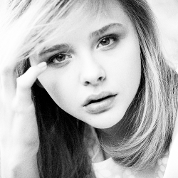 suicideblonde:   Chloe Moretz  iVoyeur