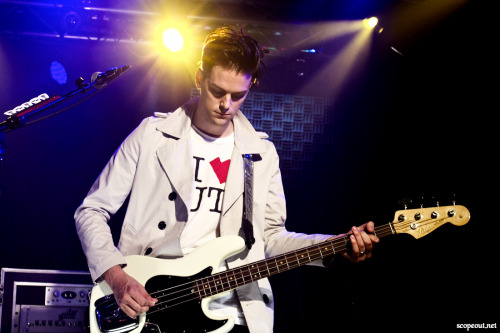 dallonsmiles:Dallon during sound check before the JBTV taping last week in Chicago. Source.