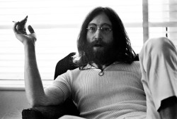 beatlesphoto:  John Lennon 1969 