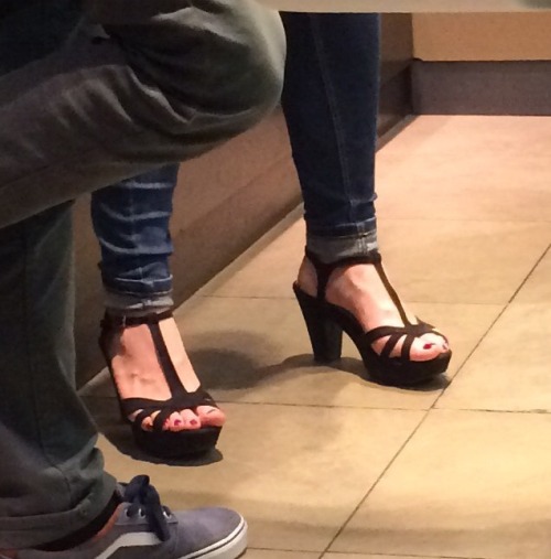 Awesome feet in a Parisian bar