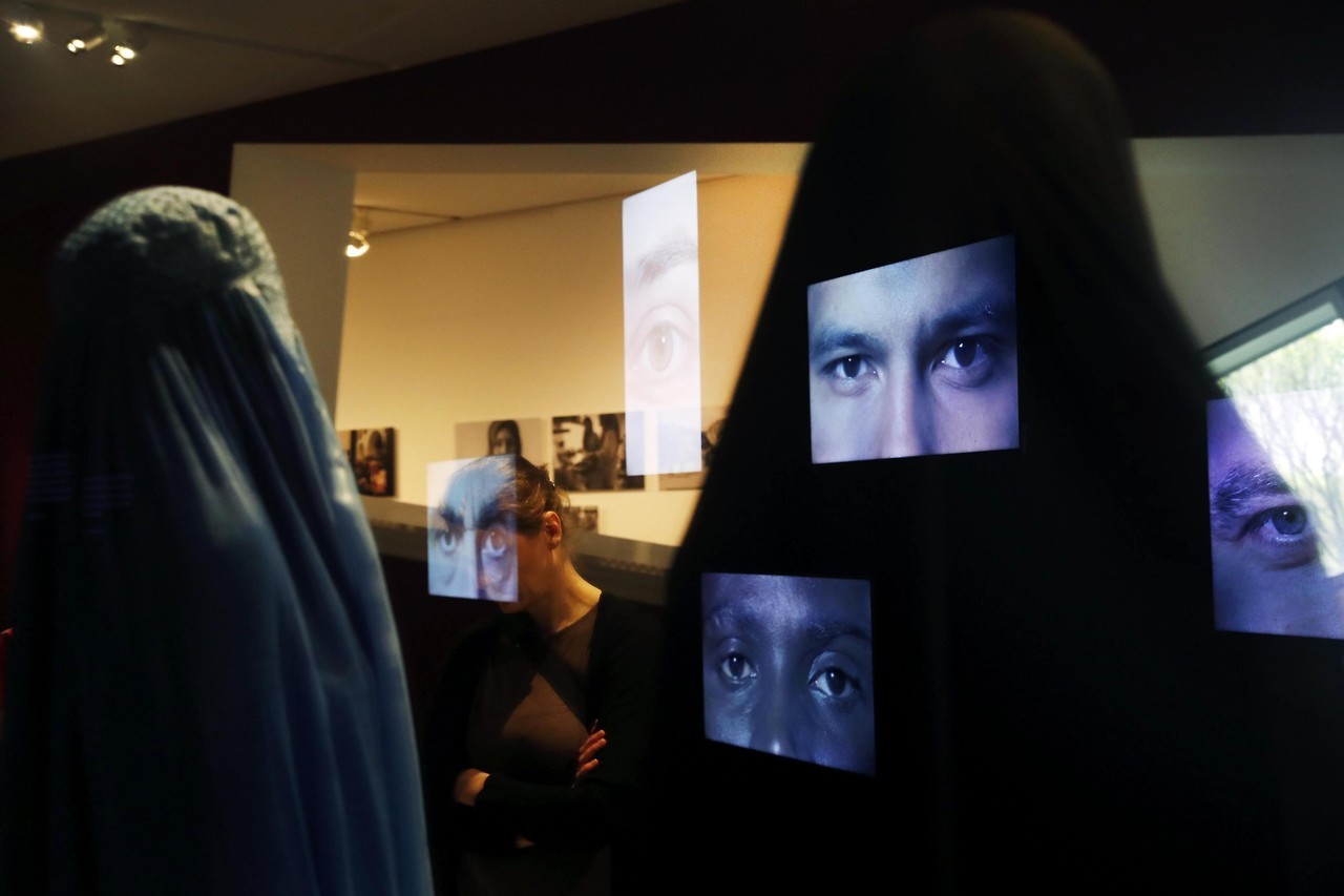 “CHERCHEZ LA FEMME: Wig, Burqa, Wimple” (en busca de la mujer: peluca, burka, griñon) en el Museo Judío de Berlín, Alemania, es la exposición que muestra los motivos históricos y religiosos de las mujeres para cubrirse la cabeza tanto en el judaísmo...