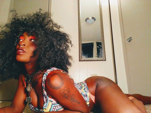 deebott:  hiddenwhispersinthedark:  deebott:  …  WHYAREYOUSOATTRACTIVE????????HOW?????I’m dead holy fuck  Kiss me