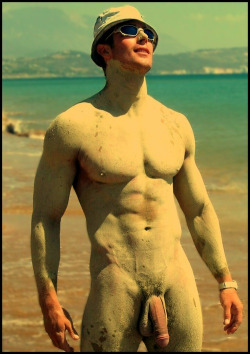 menandsports:  dirty body on the beach :