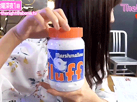 masatokusaka:  The theme for this episode’s food report segment was “companions for bread,” and the first thing Ayachan tried was Marshmallow Fluff! When Ayachan opened up the vanilla Marshmallow Fluff, she said that it seemed like ointment! After