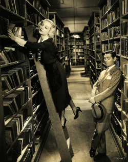  Clark Gable admires Carole Lombard’s legs