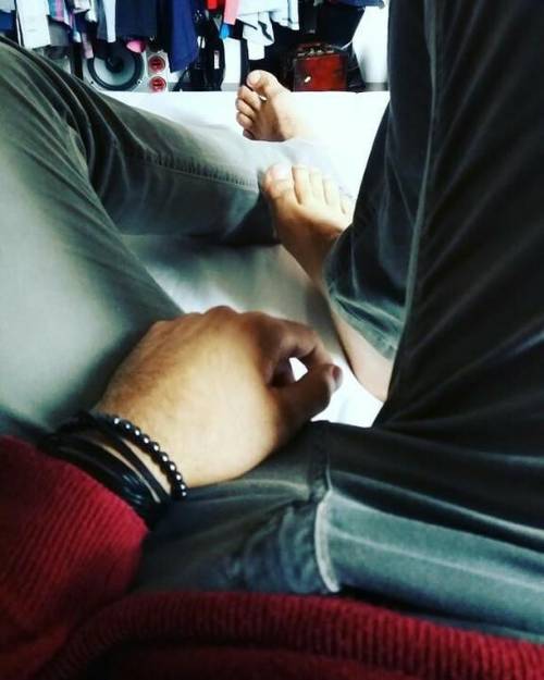 By @miguelbitencourt5315 | #malefoot #malefeet #malefootfetish #feet #foot #footporn #patas #hotmale
