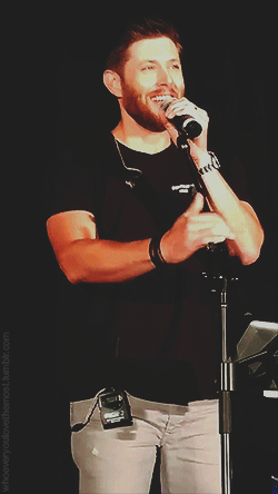 whoeveryoulovethemost: Jensen Ackles + singing | Phxcon 2016  [credit]