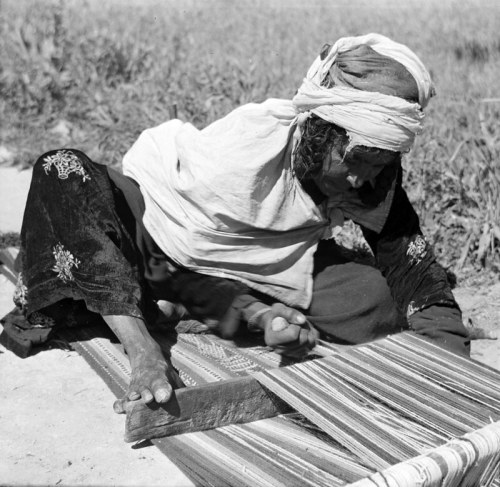 Woman from Laghouat weaving a carpet, 1950. Philippe Joudiou.