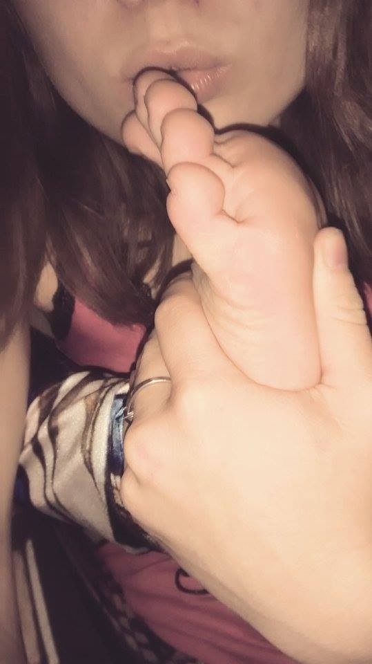 mysweetlittlefeet:  A little bit of foot worship 