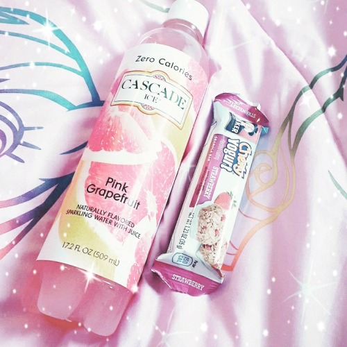 tylersprincessbabygirl:  afternoon snack time yummies 🍓